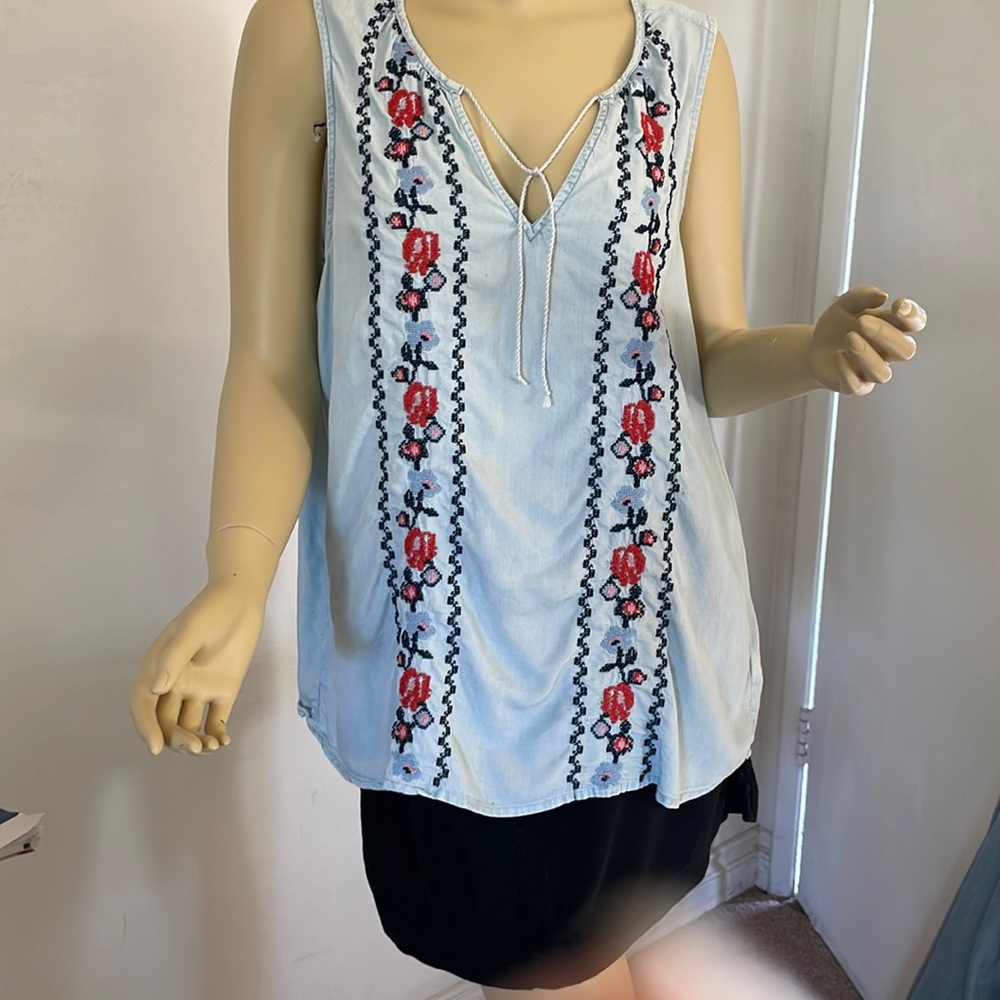 Women’s sleeveless blouse